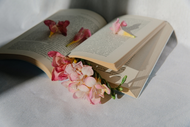 Ein offenes Buch mit Blumen